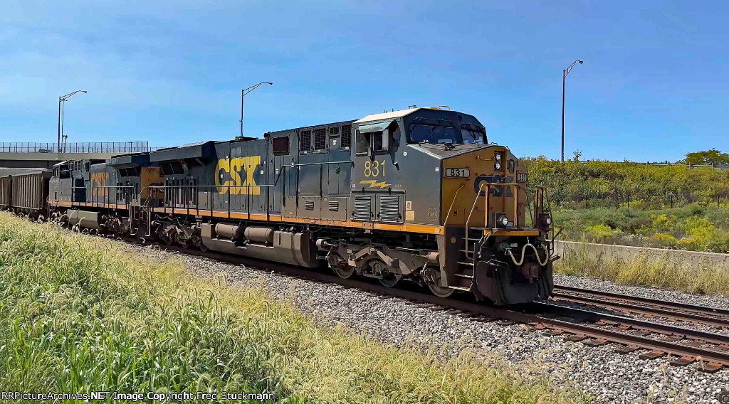 CSX 831 leads E907.